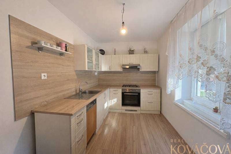 Moderná kuchyňa s teplými tónmi.jpeg